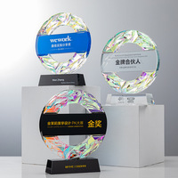Trophée de récompense en cristal arc-en-ciel poli de nouvelle conception 2025 avec thème de personnages de télévision et de cinéma
