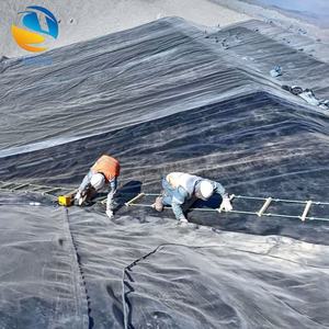 แผ่นใยสังเคราะห์ HDPE สำหรับบุผนังช่องทางน้ำ <span class=keywords><strong>บ่อ</strong></span>เพาะเลี้ยงสัตว์น้ำ <span class=keywords><strong>บ่อ</strong></span>เก็บน้ำ ลดการสูญเสียน้ำ ทนทานต่อรังสียูวี อายุการใช้งานยาวนาน แข็งแรงทนทาน - Product Image 1