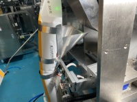 Machine d'emballage verticale manuelle à faible coût pour sachets triangulaires, idéale pour les petites entreprises, pour l'emballage des amandes et des noix de cajou