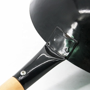 <span class=keywords><strong>Wok</strong></span> de esmalte de hierro fundido con mango de madera, sartén redonda de <span class=keywords><strong>32</strong></span> <span class=keywords><strong>cm</strong></span>, característica saludable, material de acero inoxidable y acero al carbono - Product Image 2