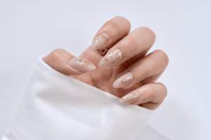 Uñas Postizas Personalizadas en Forma de Almendra, Diseño OEM ODM de Fábrica, Estampado Dorado, Longitud Media, 24 Piezas, Pintadas a Mano, con Diseño de Estrella de Mármol Gris - Product Image 5
