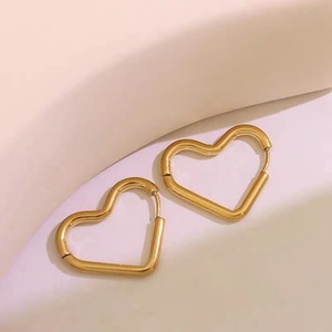 Boucles d'oreilles en forme de cœur, en acier titane doré, bijoux minimalistes à la mode, cadeau pour femmes - Product Image 1