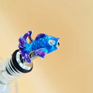 Vertedor de Vino de Lujo con Diseño de Pez Koi en Aleación de Zinc y Tapón de Botella con Diseño de Pez Dorado Esmaltado para Hoteles y Restaurantes <span class=keywords><strong>Michelin</strong></span> de Alta Cocina - Product Image 3