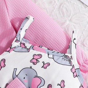 ชุดลำลองสองชิ้นสำหรับเด็กผู้หญิง เสื้อครอปติดกระดุมสุดหรู ผ้าขนสัตว์ แต่งตาข่าย ชุดเดรสลายสัตว์น่ารัก ดีไซน์สายเอี๊ยมเก๋ไก๋ - Product Image 4