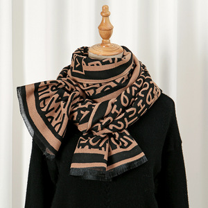 Bufanda de lana de doble cara versátil de estilo coreano de Otoño e Invierno para <span class=keywords><strong>mujer</strong></span> con letras, chal de doble propósito y calentador de <span class=keywords><strong>cuello</strong></span> - Product Image 4