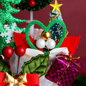ของตกแต่งเค้กรูปพวงมาลัยต้นคริสต์มาส พร้อมธงและการ์ด วัสดุผ้า ขนาด 10x10x10 ซม. - Product Image 4