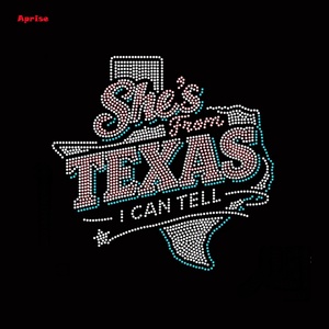 Precio al por mayor Diseño de diamantes de imitación termoadhesivos brillantes 'She's From Texas' populares para camiseta - Product Image 2