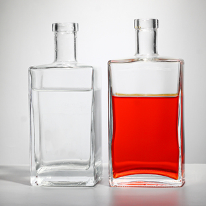 China Glass Luxury Square Glass Lliquor Botella para Whisky Vodka <span class=keywords><strong>Licor</strong></span> vacío Spirit 700ml con sello de corcho - Product Image 1