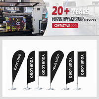 Banderoles promotionnelles personnalisables en polyester grand format pour l'extérieur, avec mâts en aluminium, imprimées numériquement pour les événements sportifs, les événements corporatifs et les usages sur la plage.