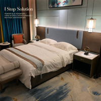 Lit d'hôtel avec tête de lit à accentuations bleu poudré, cadre en bois, base basse, taille Queen, mobilier de chambre pour hôtel et complexe hôtelier de type boutique