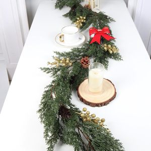 Guirlandes artificielles en pin avec baies et cônes pour la décoration de Noël intérieure et extérieure, idéales pour la décoration florale et les créations artisanales. - Product Image 4