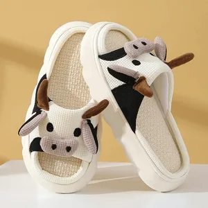 نعل من البلاستيك مناسب للصيف وهو حذاء جذاب للسيدات وحذاء صندل منزلي للسيدات مطبوع عليه حيوان البقر