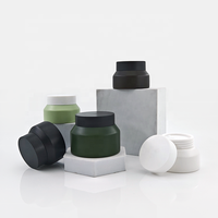 Pots cosmétiques OEM 50g 100g pour crème de soin, en plastique HDPE rond dépoli, à épaule inclinée, vides, avec couvercles à vis