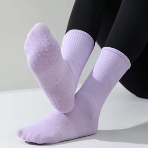 Chaussettes personnalisées de haute qualité pour femmes, chaussettes de yoga antidérapantes, chaussettes de pilates, chaussettes mi-hautes avec logo personnalisé - Product Image 5