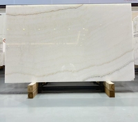 Dalles d'onyx blanc rayé polies, onyx blanc translucide avec des veines beige douces pour mur rétroéclairé