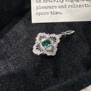 Colgante de Plata S925 Tallado, Estilo Retro Francés, Elegante, con Diseño Personalizado, Circonita Verde, Amuleto Único - Product Image 4