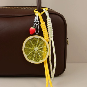 Breloques de sac à main pour femme, design créatif, pendentif en forme de tranches de citron simulées, fermoir en métal en forme de cœur, sangle tressée aux couleurs vives - Product Image 3