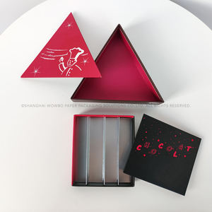 Boîte cadeau rigide en papier de forme triangulaire unique personnalisée avec couvercle imprimé sur mesure et diviseurs internes pour chocolats ou bonbons gastronomiques - Product Image 5