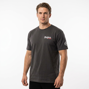 T-shirt à manches courtes gris foncé pour homme, logo imprimé sur le devant, coupe ample, style décontracté chic, jersey 100% coton biologique - Product Image 1