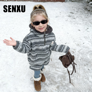 Faites sensation à chaque pas : Ensemble de survêtement rayé à capuche pour bébé, doux et tendance pour l'extérieur - Product Image 3