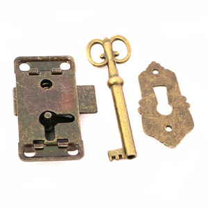 Cerradura de estilo victoriano para muebles con llave y placa de escutcheon para uso en armarios, construcción de metal duradero. - Product Image 4