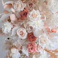 Romantischer Handgefertigter Hochzeitsläufer Eleganter Seiden-Kunstblumen-Bogen Hintergrund für Abschlussfeier Muttertag Neujahr Weihnachten