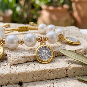 Pulseira Atacado São Bento com Pérolas de Vidro, Detalhes em Aço Inoxidável e 3 Medalhas de São Bento com Cordão - Product Image 5