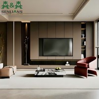 Meuble TV modulaire du sol au plafond avec panneau en pierre aspect marbre, lattes cannelées foncées, base flottante et niches de présentation
