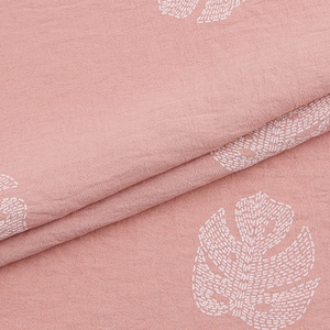 YVES <span class=keywords><strong>japonais</strong></span> feuille de bananier motif imprimé tissé rose uni teint extensible Cey crêpe froissé <span class=keywords><strong>tissu</strong></span> pour vêtement - Product Image 1