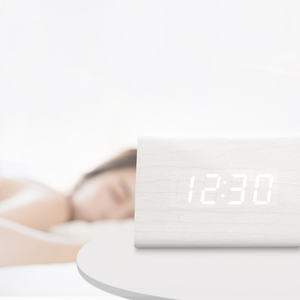 นาฬิกาไม้ดิจิทัลทรงสามเหลี่ยมเปิดใช้งานด้วยเสียงอัจฉริยะไฟ LED ยอดนิยมแหล่งจ่ายไฟแบบคู่นาฬิกาปลุกทำจากไม้ - Product Image 3