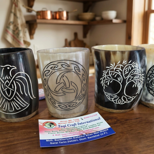 Vaso artesanal de cuerno natural hecho de cuerno de búfalo pulido, vajilla ecológica para experiencias culinarias de lujo. - Product Image 1