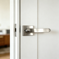 Poignée de porte à levier triple en acier inoxydable satiné avec serrure et rosette carrée pour porte en bois – Vente en gros