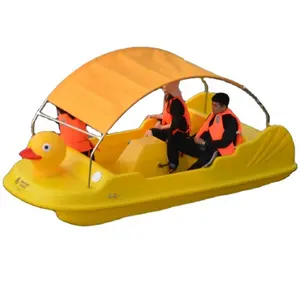 黄色鸭踏板和电动船游乐园或湖
