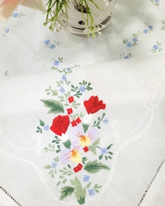 Nappe carrée en coton blanc faite à la main avec ourlet festonné et fleurs colorées brodées, lavable, pour la maison/l'hôtel/le restaurant - Product Image 3