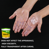 Revêtement adhésif transparent imperméable à appliquer au pinceau pour l'étanchéité des murs extérieurs des toits
