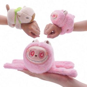 ถุงสุ่มของเล่นน่ารัก สายรัดข้อมือรูปสัตว์ตลก ตุ๊กตาสัตว์นุ่มนิ่มสำหรับเด็ก สายรัดข้อมือแบบตบติด ตุ๊กตาขนนุ่ม ของเล่นเพื่อนสนุก ผ้าตาข่าย นุ่มมาก - Product Image 1