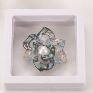 เข็มกลัดรูปดอกคามิลเลียสำหรับผู้หญิงจาก Zhuji Jewelry Wholesale ประดับเปลือกหอยมุกอะบาโลน ป้องกันแสง ประดับมุกน้ำจืด รูปทรงเข็มกลัดสำหรับงานแต่งงาน - Product Image 4