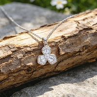 Kalung Liontin Cantik 2027 Motif Bunga Clover Hadiah Natal untuk Wanita Rantai Zirkon Mungil Set Perhiasan Natal Kalung untuk Wanita