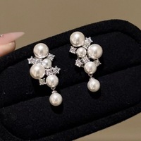 Boucles d'oreilles pendantes élégantes en perles grappe style rétro français 2026, ensemble de bijoux de luxe de niche haut de gamme