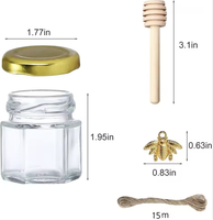 Lot de 30 mini-pots à miel hexagonaux en verre de 45 ml avec cuillère en bois, couvercle à vis doré et pendentif abeille pour mariages et fêtes