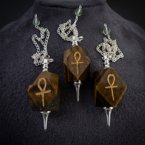 Péndulos Hexagonales de Ágata Ojo de Tigre Hechos a Mano al por Mayor, Artesanías de Piedra Semipreciosa Natural con Letras Grabadas Estilo Reiki - Product Image 1