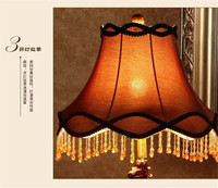 Lampe de table sculptée en forme de cheval européen vintage avec abat-jour en tissu marron, horloge à pampilles en cristal pour la décoration de la chambre à coucher et du salon