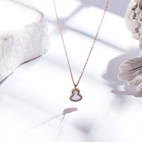 Collier en forme de gourde rouge de style chinois pour femmes, design polyvalent et original en acier inoxydable, chaîne de clavicule 18 carats, élégant
