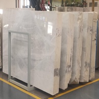 Dalle de marbre blanc nuageux naturel Yabo Venito, sur mesure pour les carreaux de sol et de mur