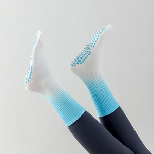 Nouveau design personnalisé Tie-Dye Yoga chaussettes femmes Design broderie Logo Pilates chaussette Fitness <span class=keywords><strong>dégradé</strong></span> Pilates Grip chaussettes - Product Image 3