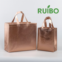 Sac à provisions non tissé personnalisé de haute qualité sac fourre-tout laser bon marché avec longue poignée pour un usage quotidien pour le stockage de vêtements