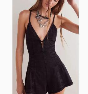 Combinaison en jean d'été pour femme, sans manches, col en V profond, bretelles fines, dos noué, avec volants, style salopette en jean - Product Image 1