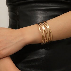 Bracelet tendance en acier inoxydable creux, style européen et américain, design multi-lignes superposées, collection Jingciren Boutique - Product Image 3