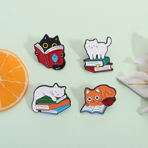 Pin de Esmalte con Diseño de Gato Leyendo un Libro, para Amantes de los Libros - Product Image 2