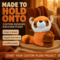 Peluche personnalisée en forme de raton laveur tenant un sac marron avec détail de queue rayée OEM/ODM